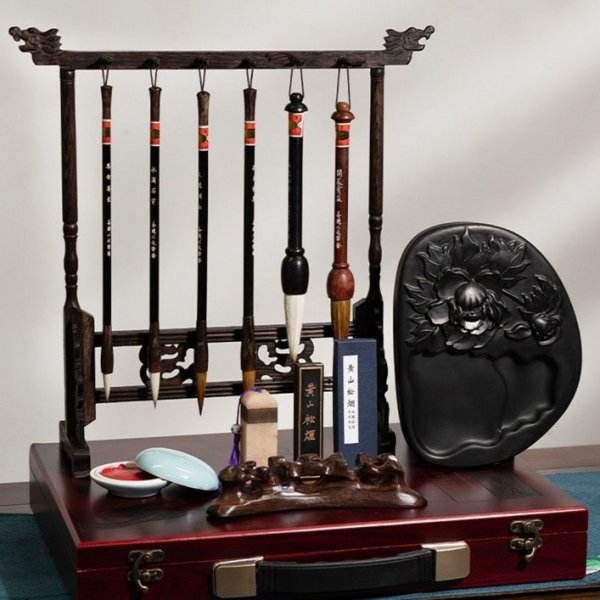 Четирите съкровища на кабинета - четка, хартия сюен, туш и тушница. Снимка: Личен архив